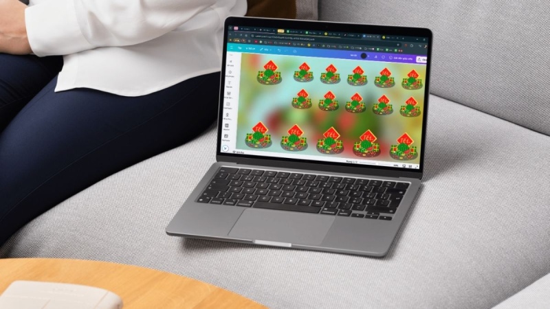 Giao diện Canva hiển thị trên laptop khi người dùng chỉnh sửa và nhân bản mẫu thiết kế