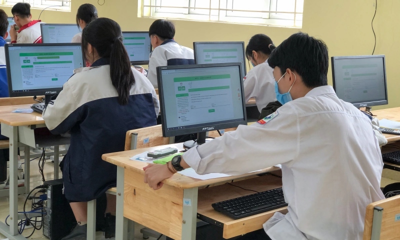 Học sinh làm bài thi VioEdu tại phòng máy