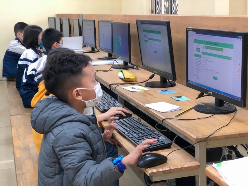 Học sinh tiểu học làm bài thi VioEdu trên máy tính