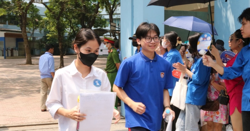 Thí sinh được tình nguyện viên hỗ trợ