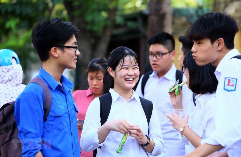 Thí sinh trò chuyện vui vẻ sau khi hoàn thành bài thi