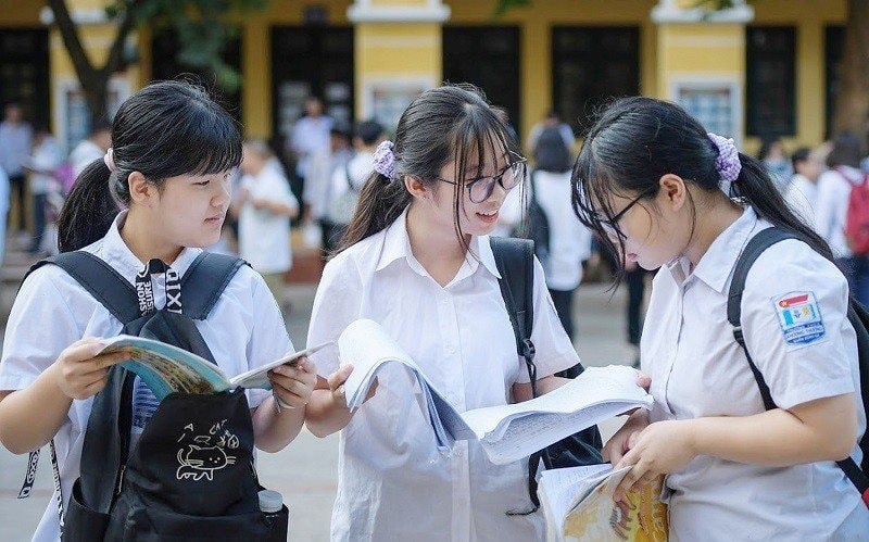 Thí sinh xem lại sách vở