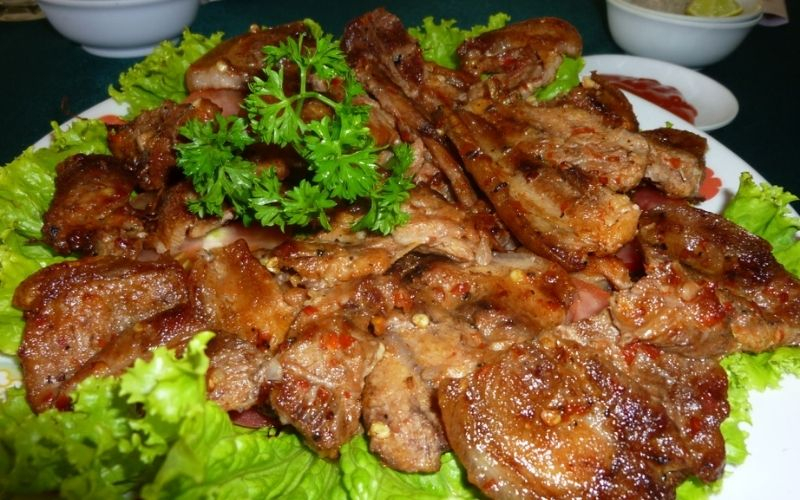 Thịt heo rừng nướng sa tế ăn kèm rau sống