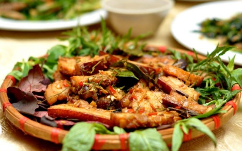 Nướng thịt heo rừng trên bếp than