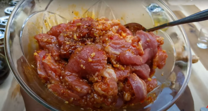 Ướp thịt heo với các gia vị