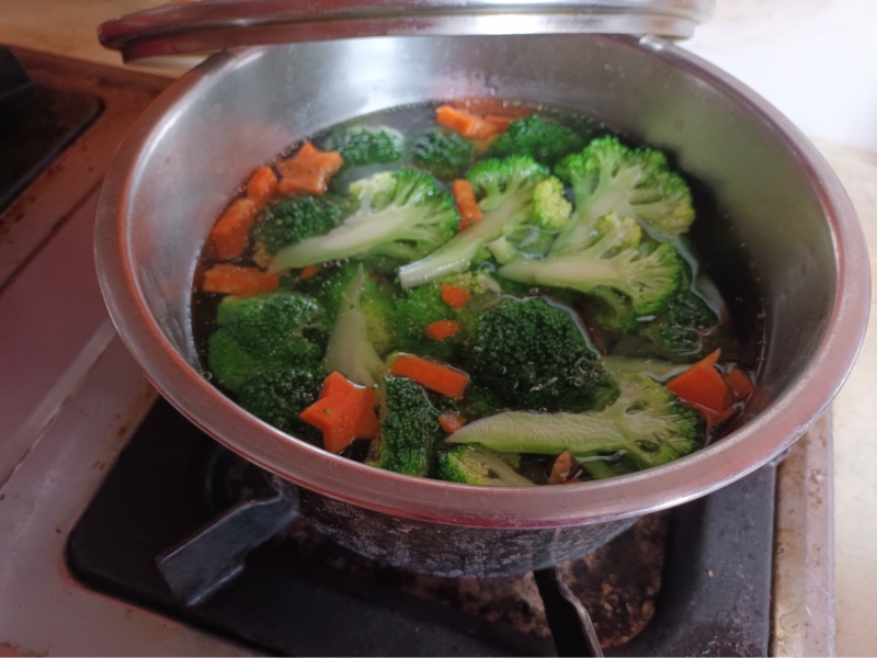 Luộc bông cải, cà rốt và nấm đùi gà