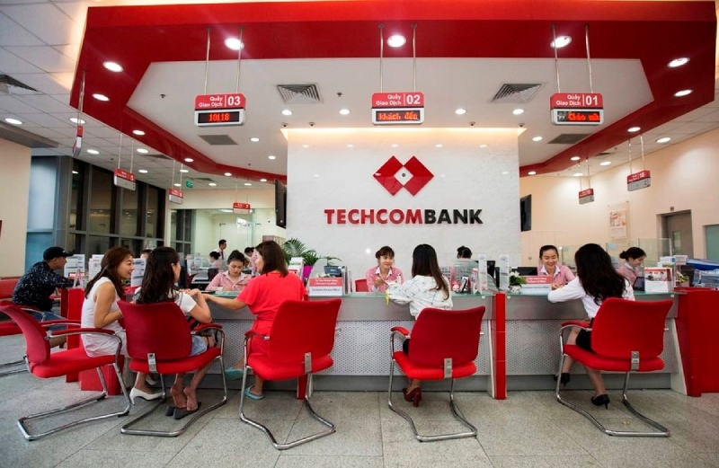Khách hàng giao dịch tại quầy ngân hàng Techcombank