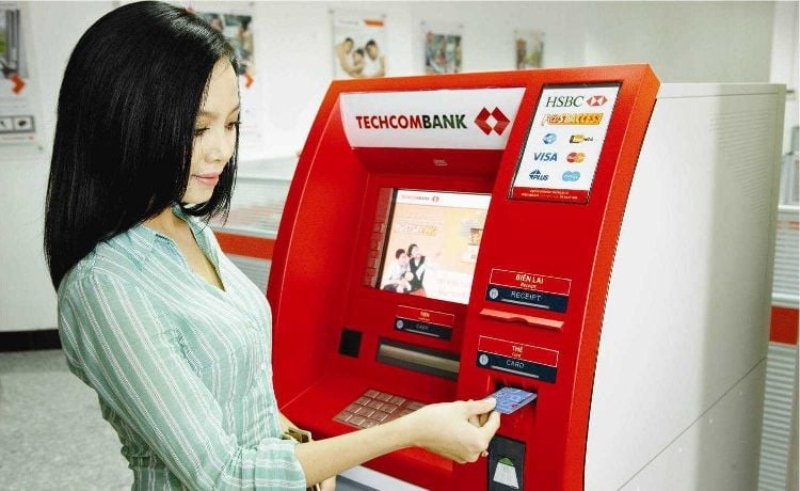 Khách hàng thực hiện giao dịch tại cây ATM Techcombank
