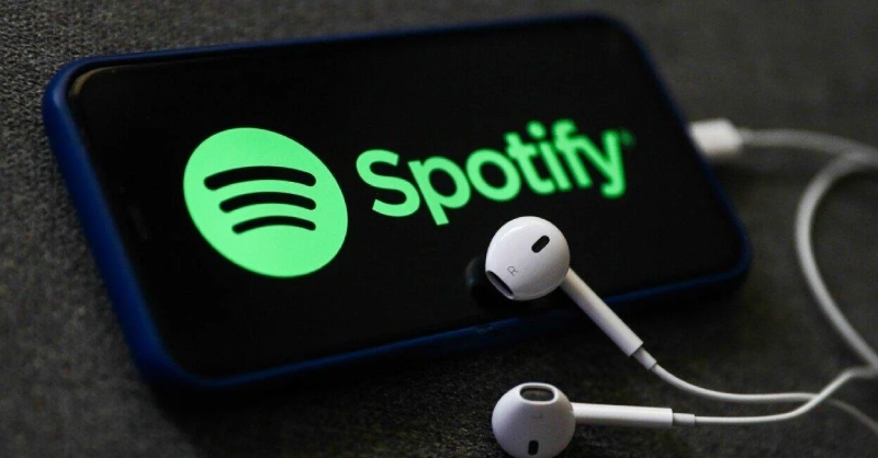 Logo Spotify trên điện thoại cùng tai nghe nhạc