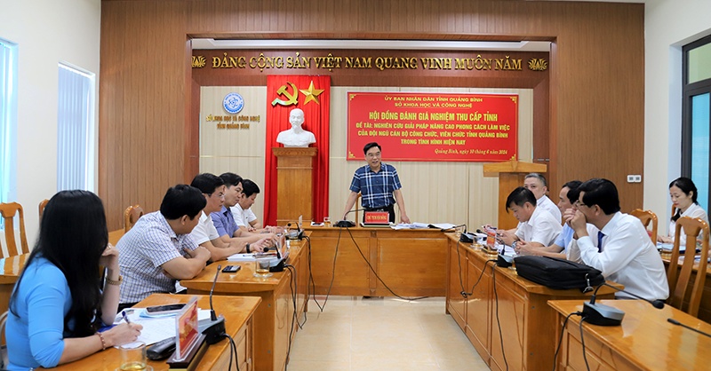 Các cán bộ tỉnh họp hội đồng