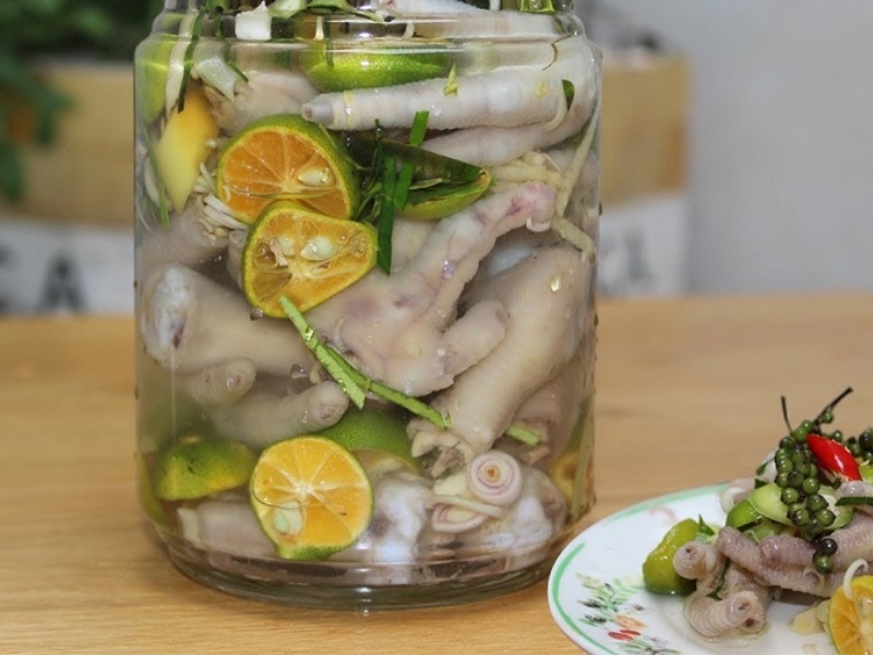 Chân gà ngâm sả tắc trong hũ thuỷ tinh
