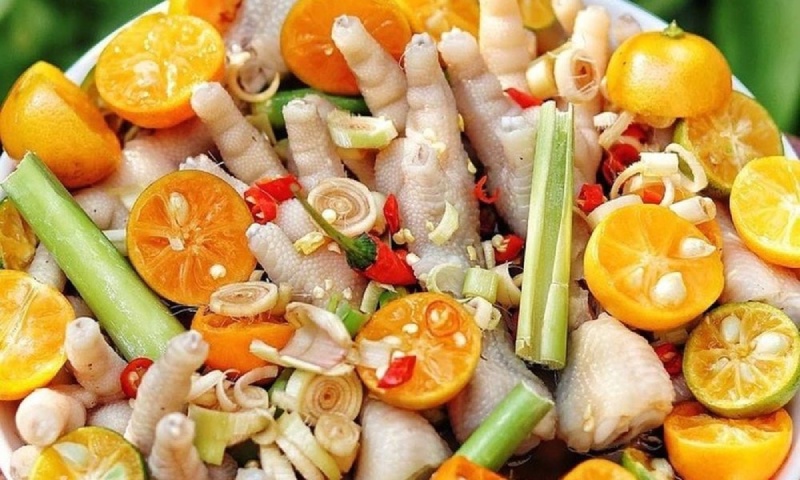 Đĩa chân gà ngâm sả tắc với tắc, ớt, sả thái lát hấp dẫn