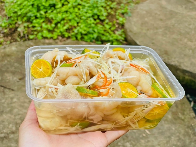 Hộp chân gà ngâm sả tắc với lát tắc, cà rốt và sả bào