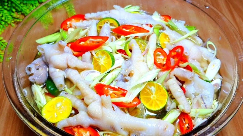 chân gà ngâm sả tắc rút xương với ớt đỏ, sả và lát tắc vàng hấp dẫn