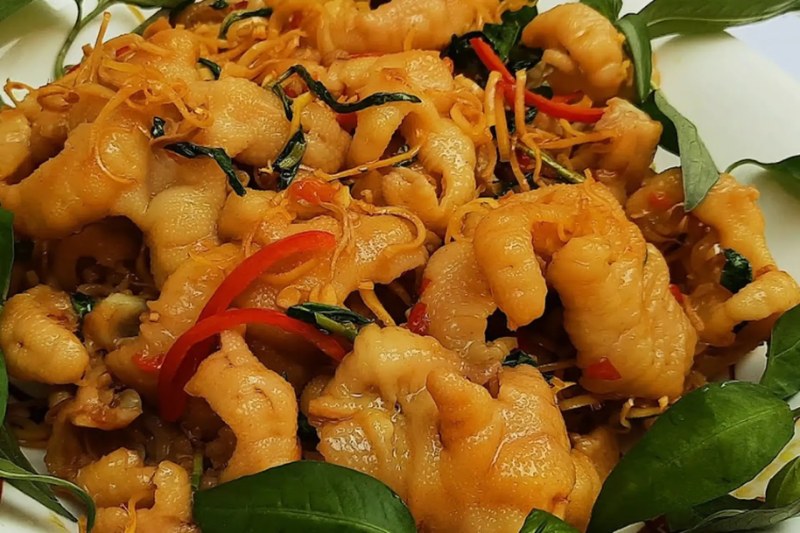 Món chân gà rút xương xào sả ớt hao cơm