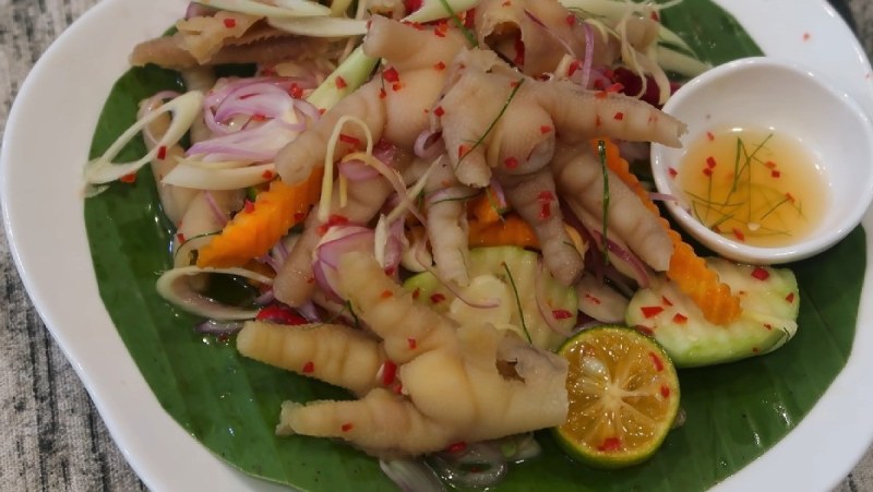 Món ăn vặt chân gà rút xương ngâm sả tắc