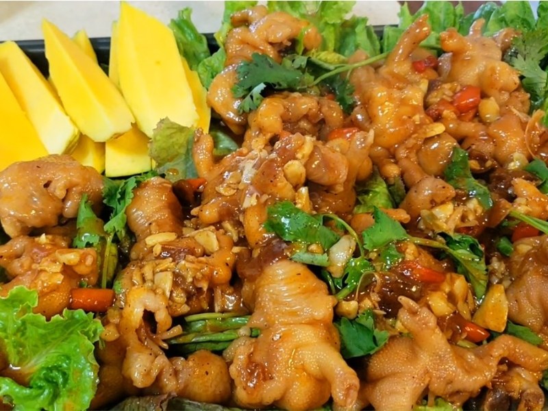 Chân gà rút xương xào chua ngọt đậm đà