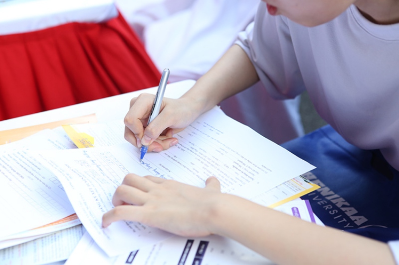 Thí sinh làm thủ tục thi