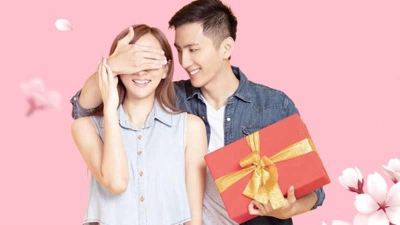 Chàng trai tặng quà Tết cho bạn gái