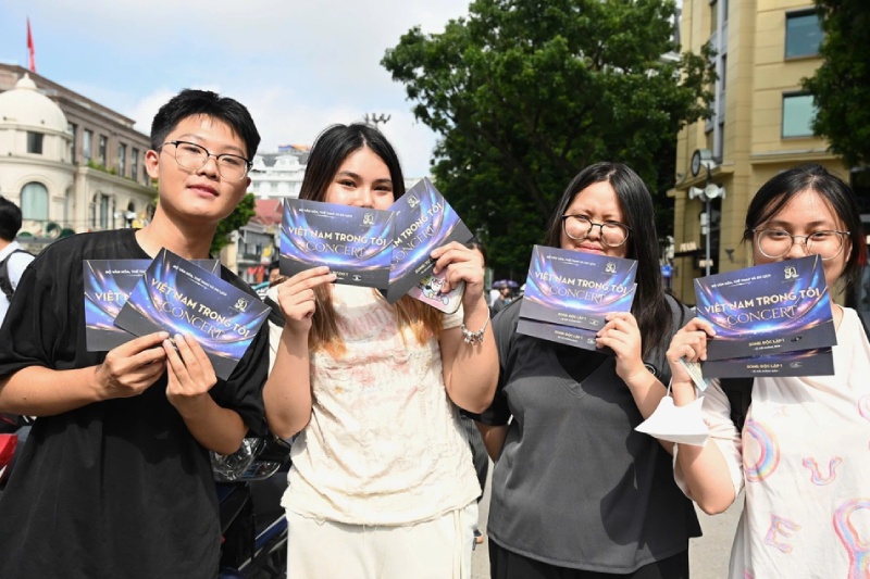 Các bạn trẻ nhận vé tham dự concert