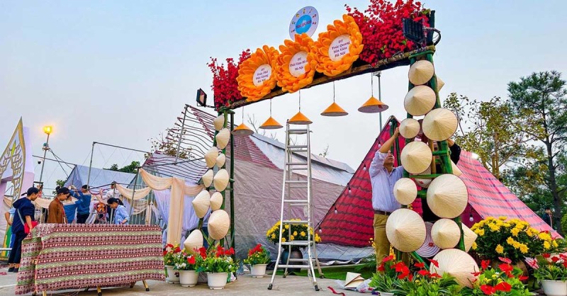 Cổng trại Trung thu trang trí hoa và nón lá