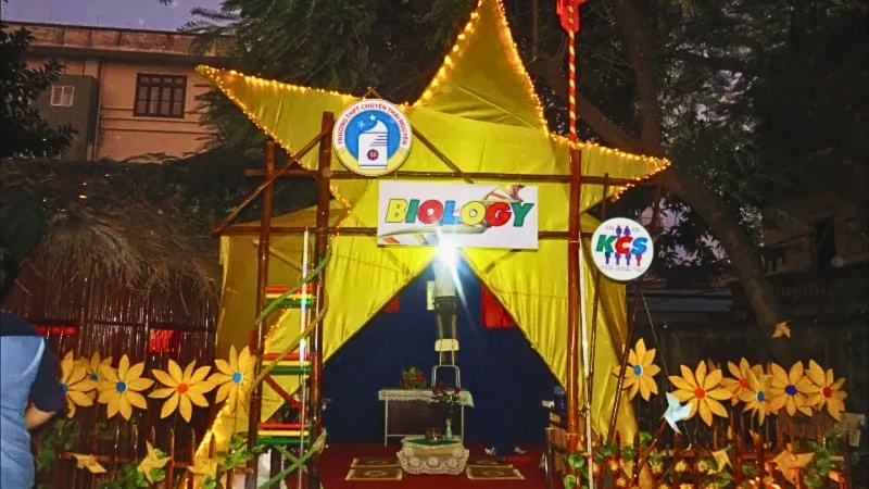 Cổng trại trang trí bằng hình ngôi sao màu vàng