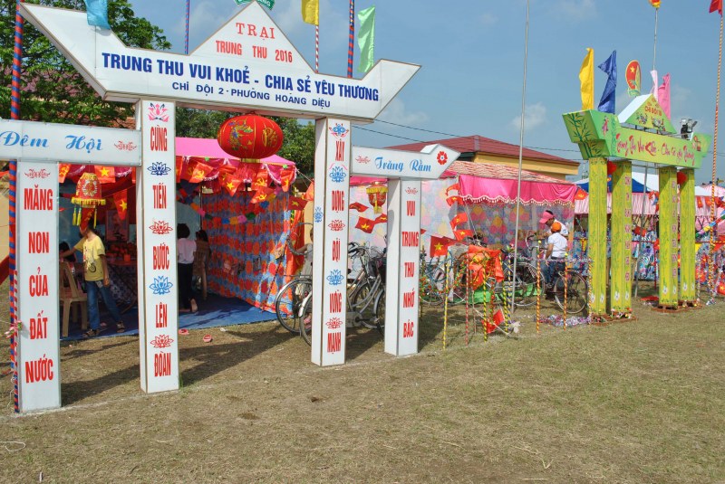 Mẫu cổng trại Trung thu với màu chủ đạo là trắng và chữ màu xanh, đỏ