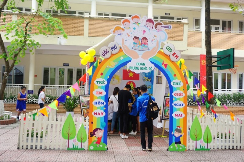 Cổng trại Trung thu trang trí nhiều màu sắc