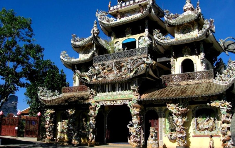 Ngôi chùa ve chai độc đáo, nổi tiếng ở Đà Lạt