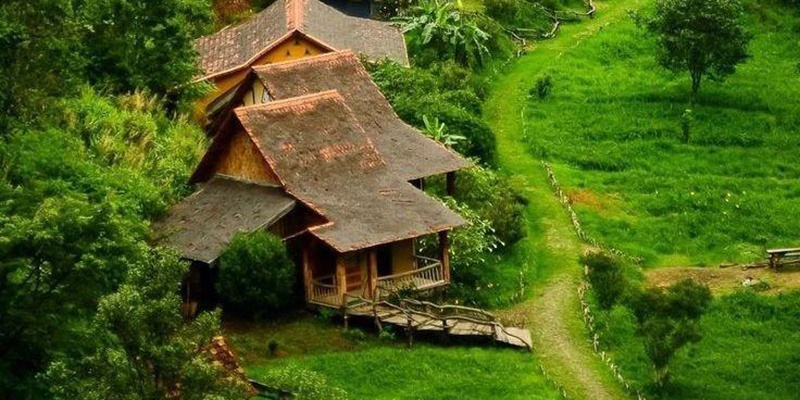 Ngôi làng thơ mộng giữa rừng nguyên sinh dưới chân núi