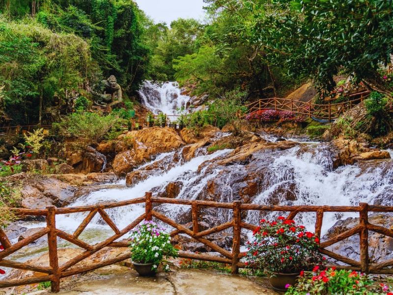 Dòng thác hùng vĩ, nổi tiếng với cảnh đẹp hoang sơ