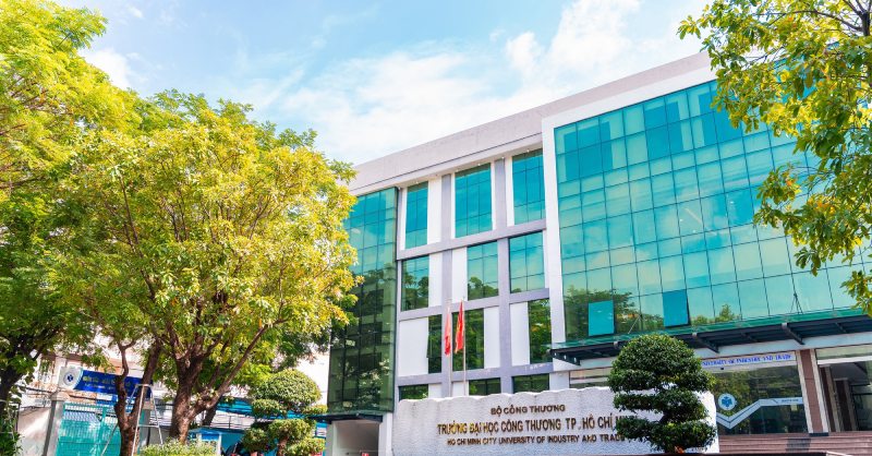 Khuôn viên trường đại học rộng lớn, khang trang