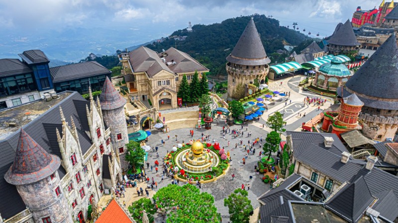 Toàn cảnh Bà Nà Hills với các lâu đài cổ và khu vui chơi
