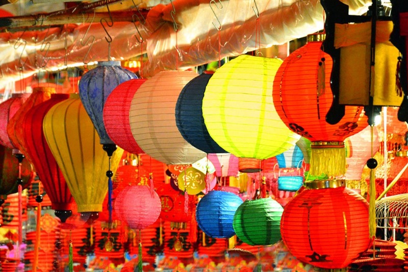 Đèn lồng nhiều màu sắc trang trí tại Phố đèn lồng Hùng Vương