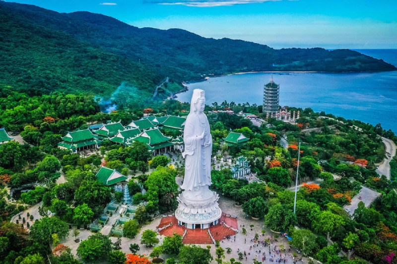 Tượng Phật Bà tại bán đảo Sơn Trà, Đà Nẵng, nhìn từ trên cao
