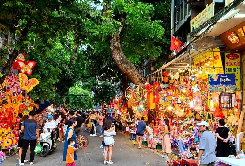 Phố Hàng Mã nhộn nhịp với đèn lồng và đồ chơi Trung Thu