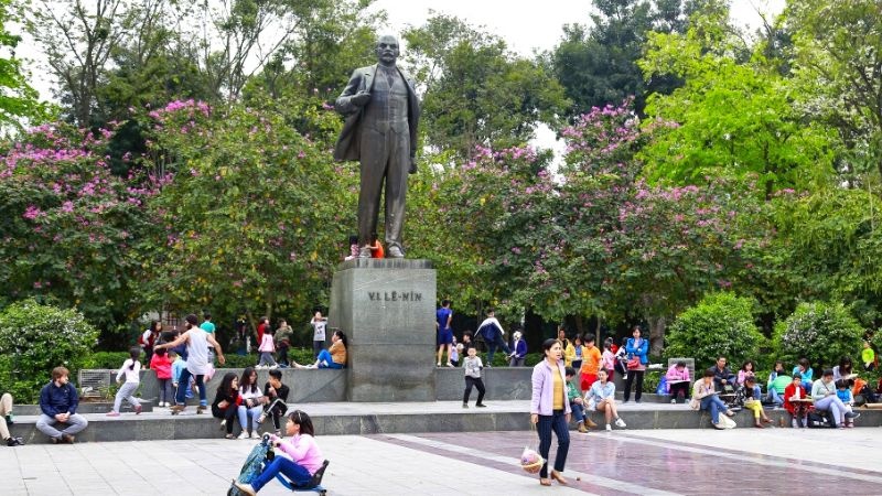 người dân đi dạo xung quanh công viên Lenin