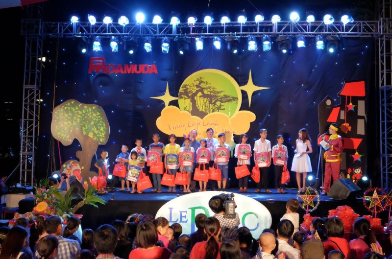 Lễ hội Trung Thu với các em nhỏ nhận quà trên sân khấu