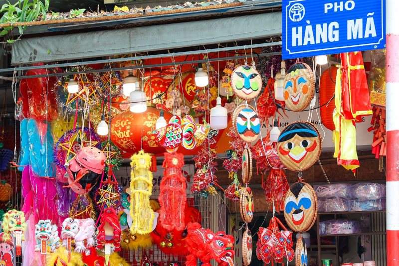 Cửa hàng đèn lồng và đồ chơi Trung Thu tại phố Hàng Mã