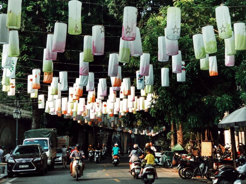 Lồng đèn treo lấp lánh trên đường phố