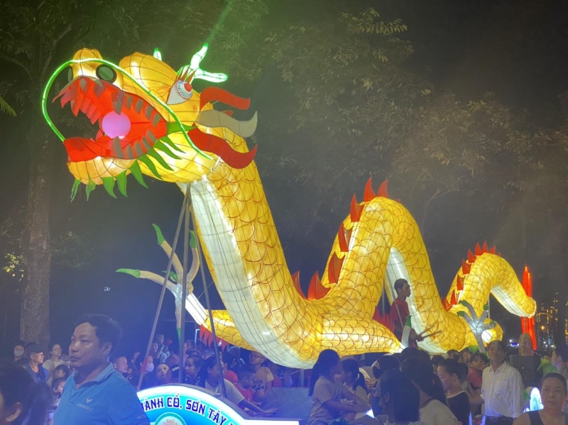 Đèn lồng hình con rồng tại lễ hội Trung Thu