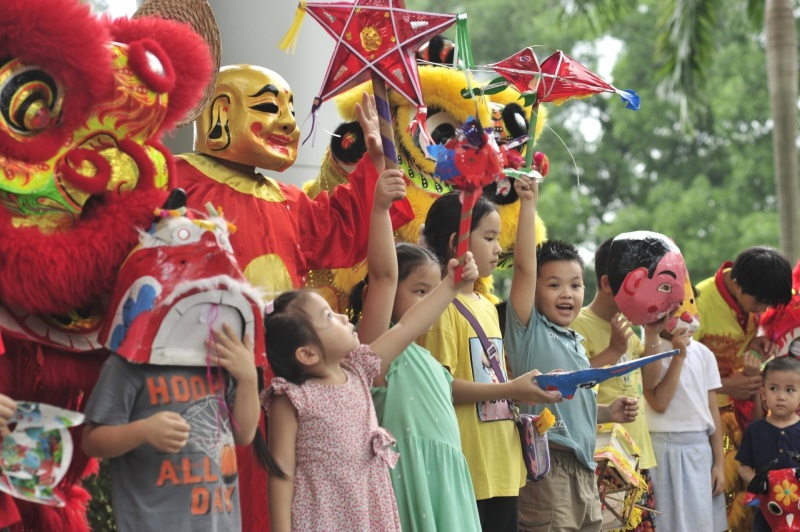 Trẻ em tham gia lễ hội Trung Thu và cầm theo đèn lồng