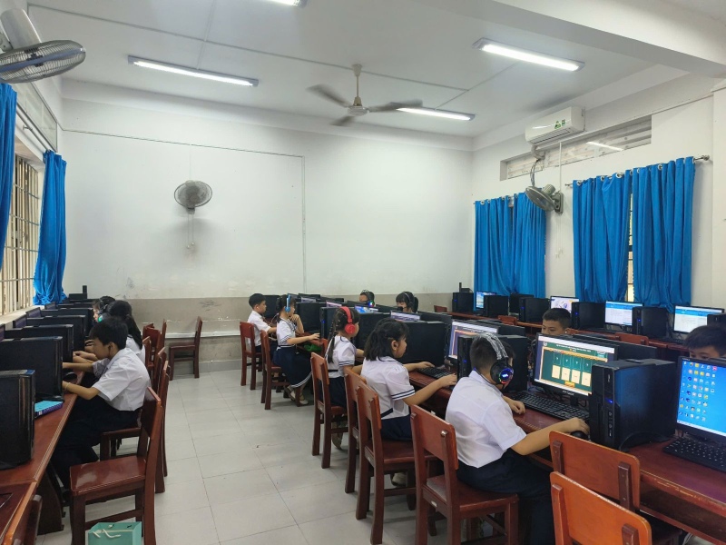 Học sinh tiểu học làm bài thi IOE tại phòng máy