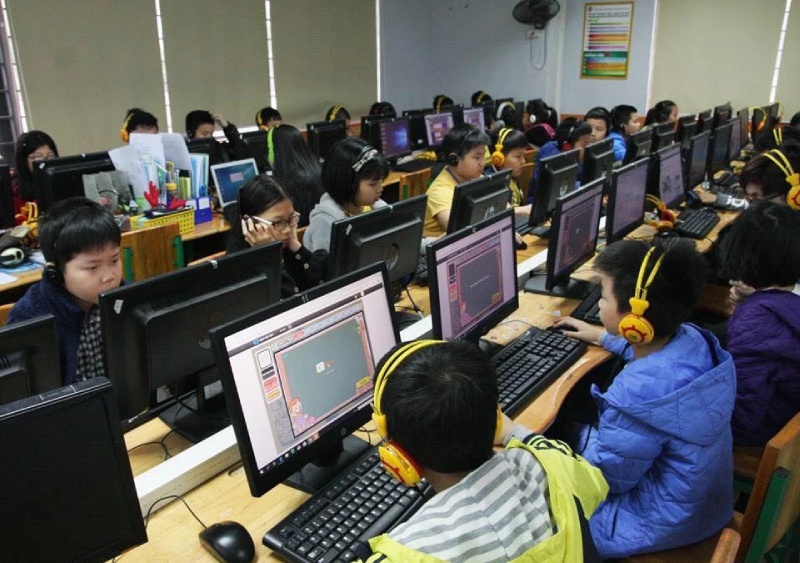 Học sinh luyện thi IOE trên máy tính