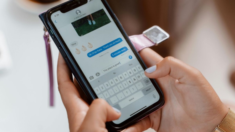 Người dùng nhắn tin trên điện thoại, minh họa tin nhắn Messenger
