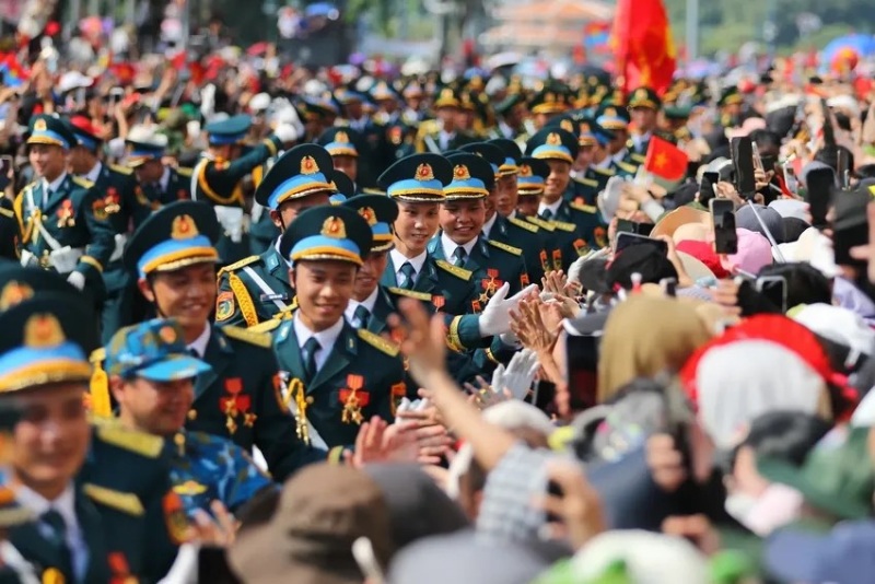 Đội diễu binh cùng người dân 