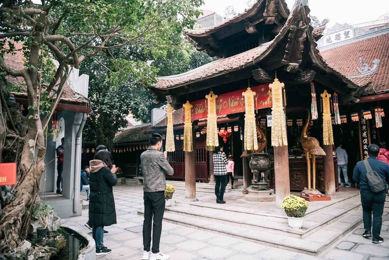 Đi chùa thắp hương cầu bình an