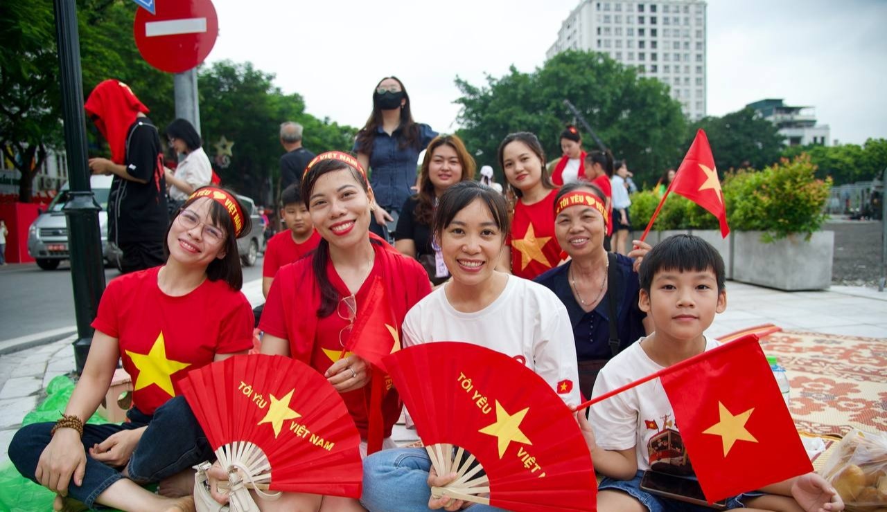 Người dân Hà Nội mặc áo cờ đỏ sao vàng, vui vẻ thảo mái đón lễ 2/9