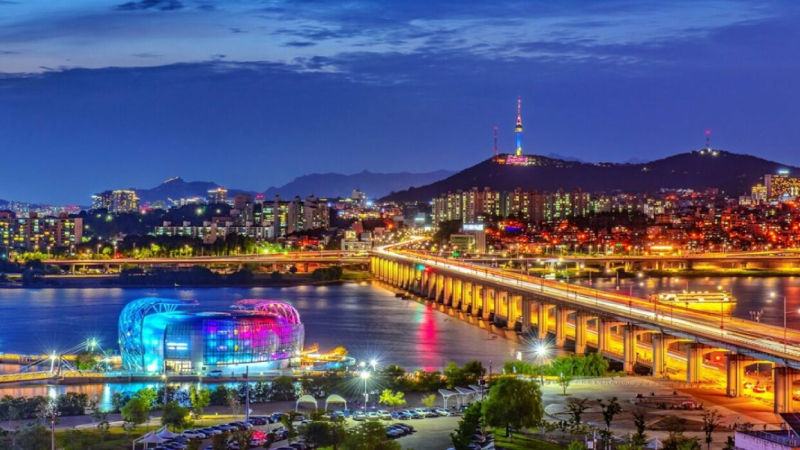 Toàn cảnh Seoul về đêm với cầu sông Hàn và tháp Namsan