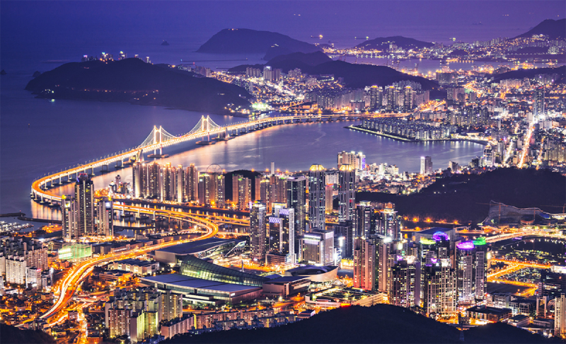 Thành phố Busan về đêm nhìn từ trên cao với cầu Gwangan